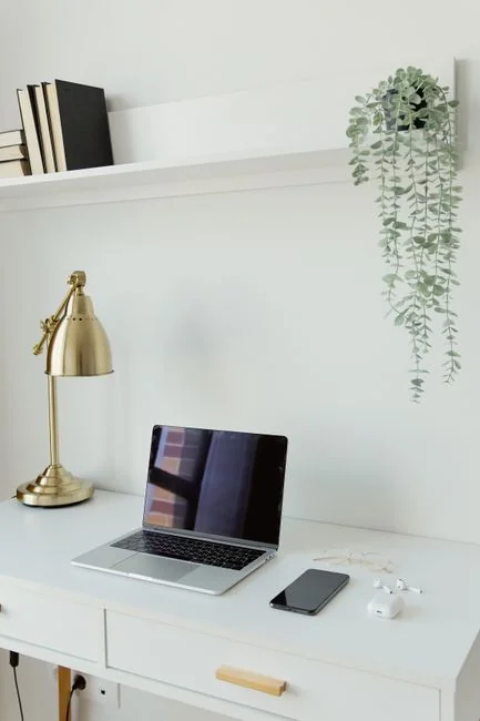 Un couple range son salon, en organisant meubles et tapis avec esprit d’équipe.